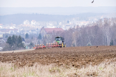 Traktor mit Pflug und Milan