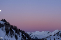 Mond über Bergen im Morgengrauen